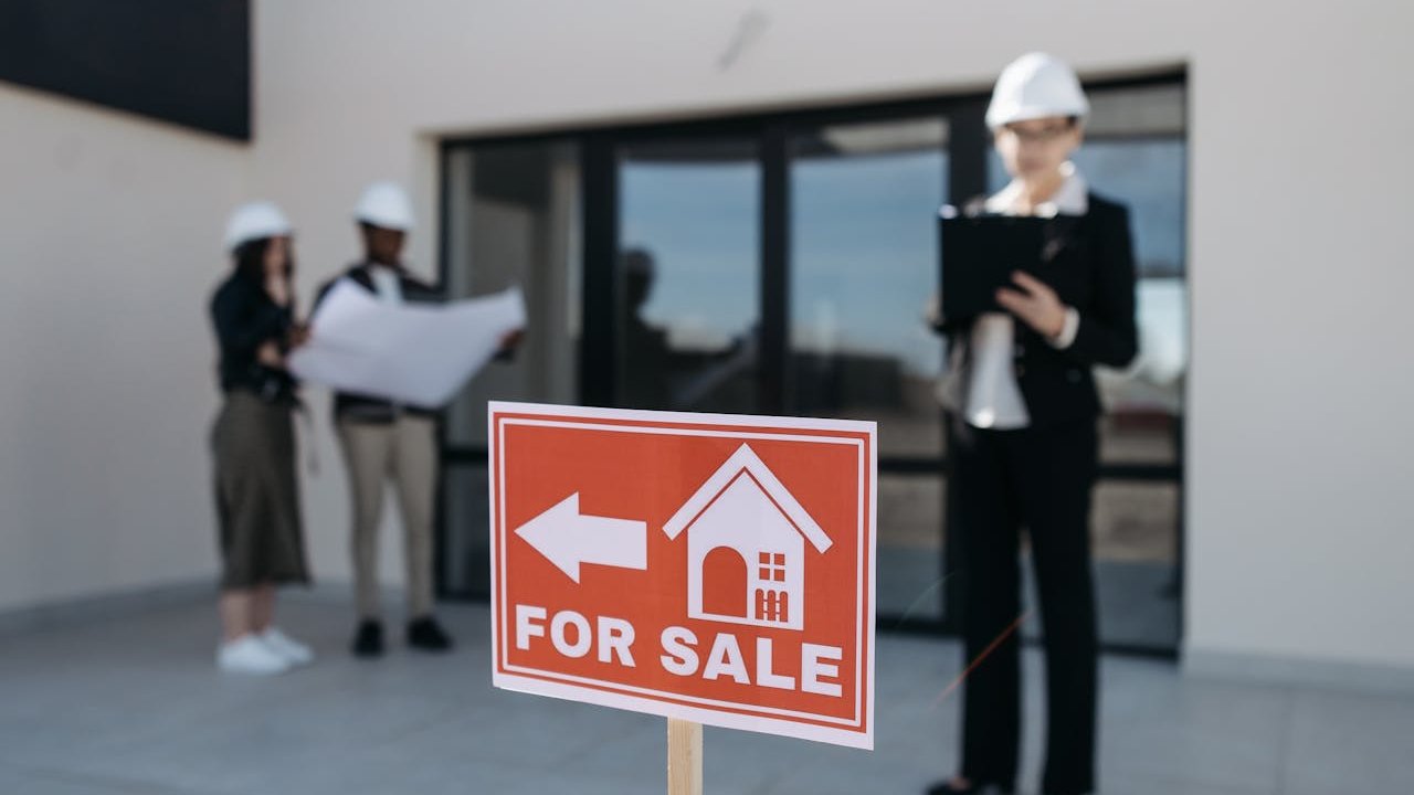 Technicien effectuant un bilan thermique avec thermomètre infrarouge