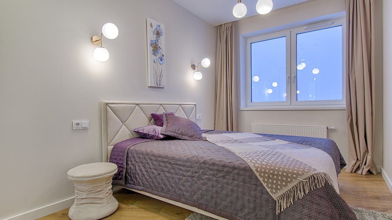 Climatisation discrète et silencieuse installée dans une chambre à coucher