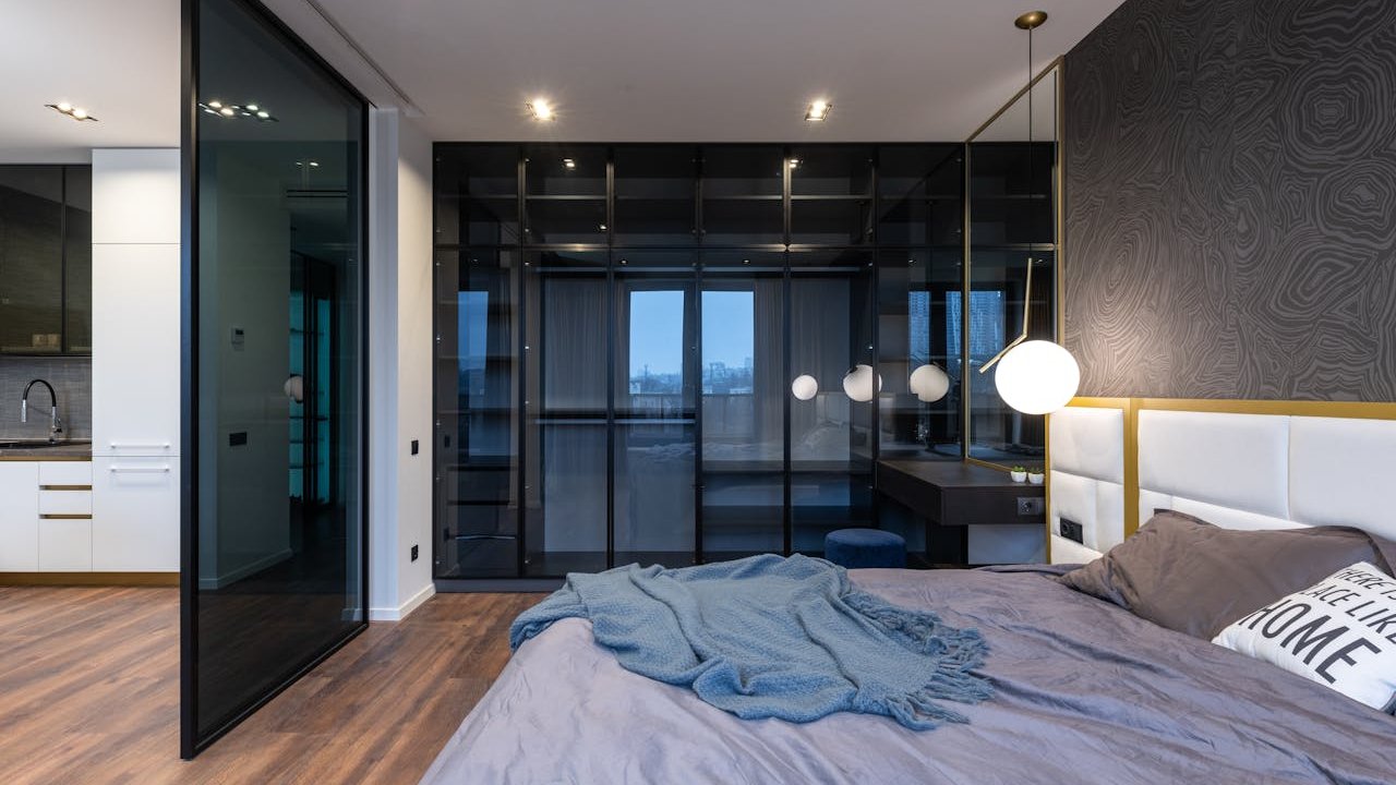 Climatisation split mural installée dans chambre combles avec pente de toiture