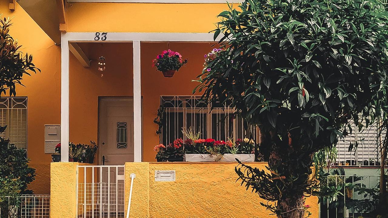 Installation climatisation adaptée à maison ancienne avec bâti complexe