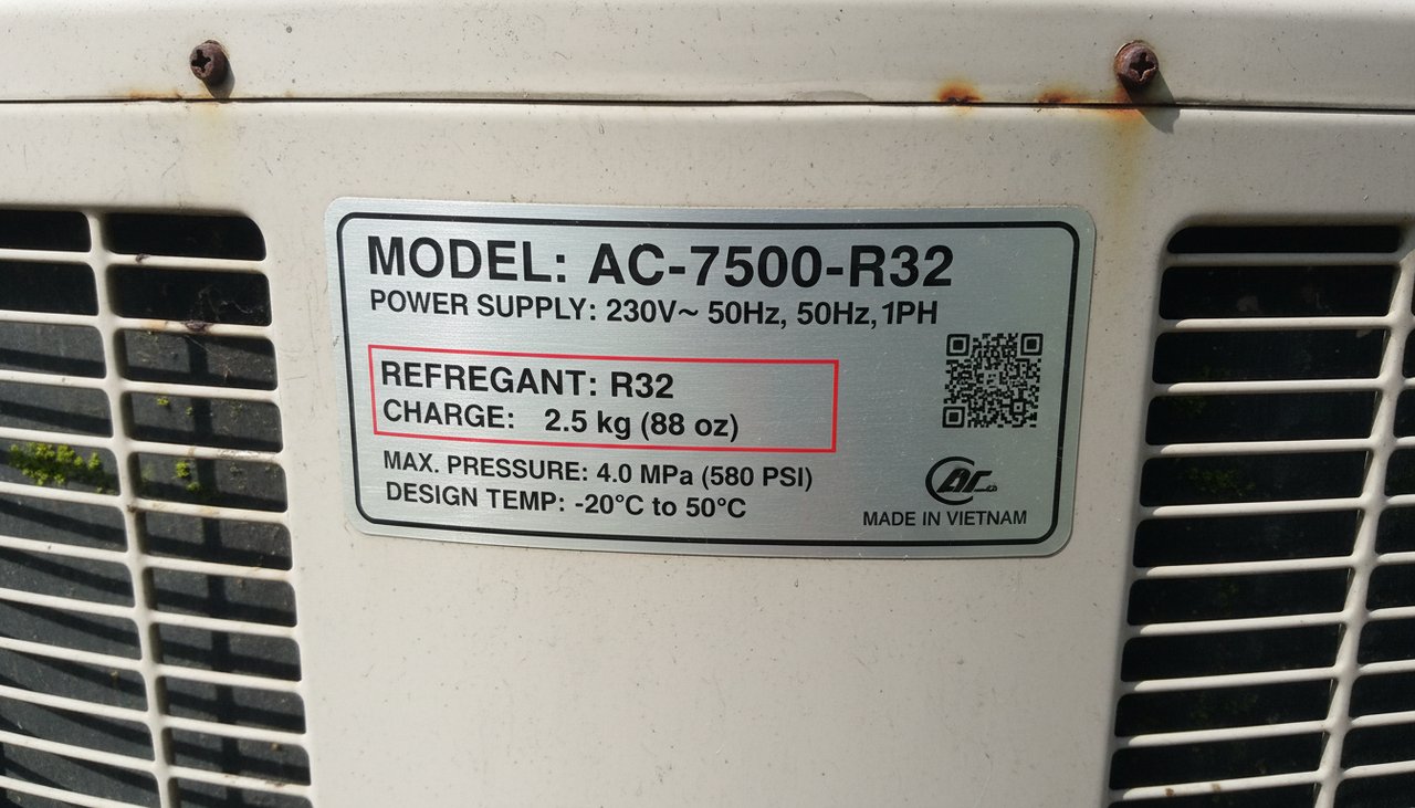 Plaque signaletique d'une unite exterieure de climatisation avec puissance et charge de fluide R32