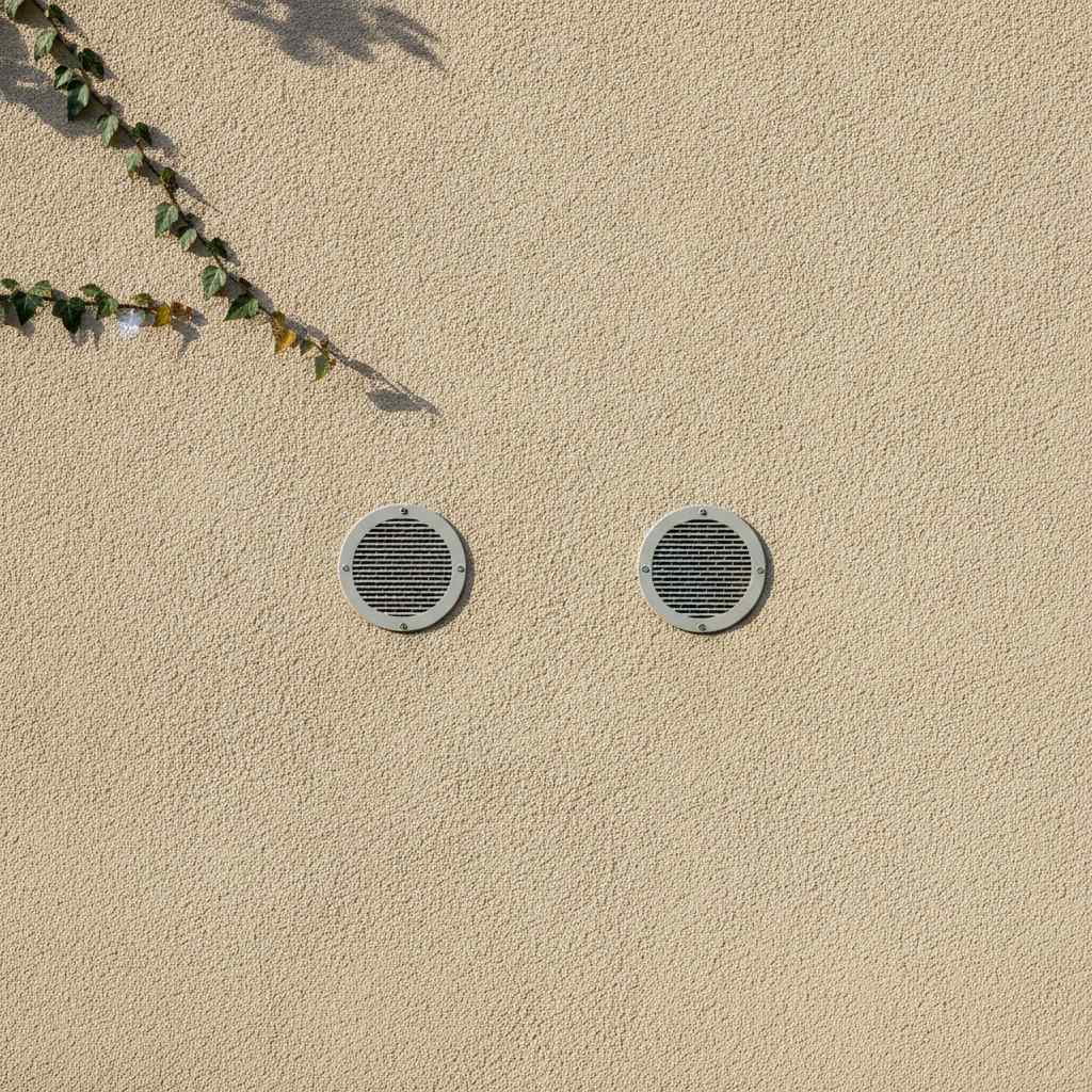 Grilles exterieures d'une clim monobloc murale en facade
